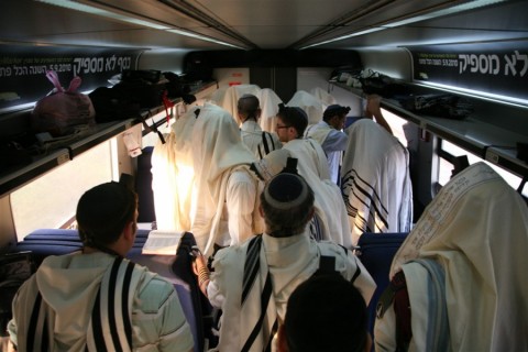 זמני התפילות ברכבות ישראל: "מסילת ישרים"